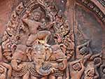 アイラーヴァタに乗るインドラ