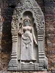 顔が削られた女神