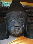 祠堂に祀られた仏像